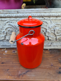 Rood emaille melkbus