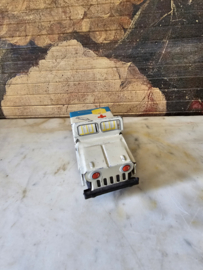 Oud blikken ambulance auto