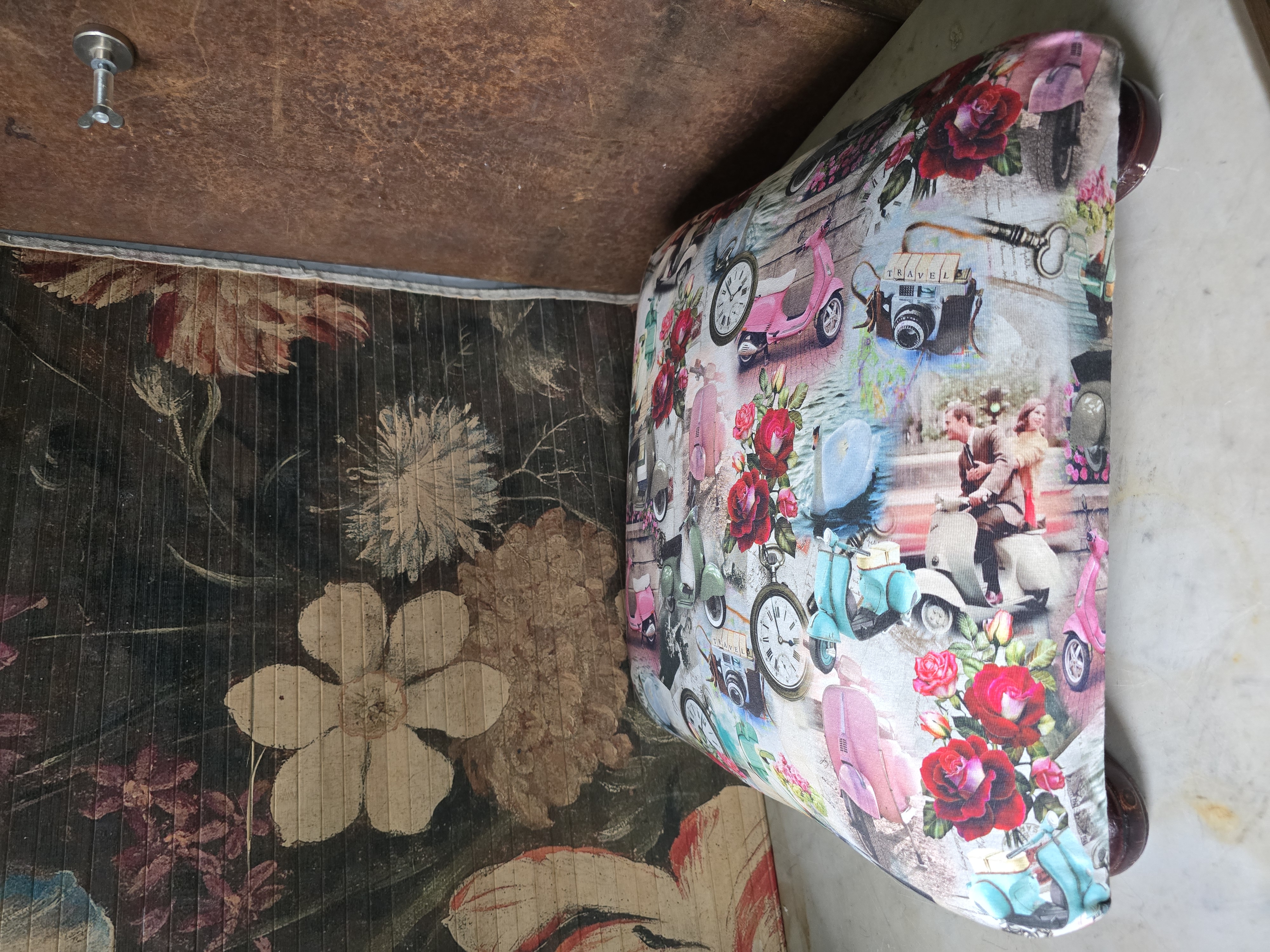 Brocante voetenbankje bolpootjes