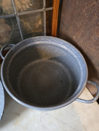 Grijs gewolkte emaille pan