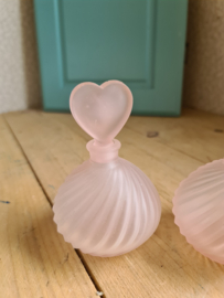 Oud roze glazen parfumflesje verstuiver