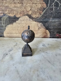 Puntenslijper wereldbol nr28