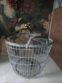 Oude metalen draadmand aardappelmand