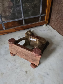 Oud houten paardje op wielen
