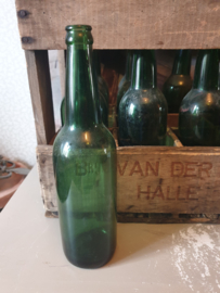 Oude houten krat met oud groen glazen flesjes