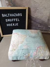Voetenbankje wereldkaart bolpootjes