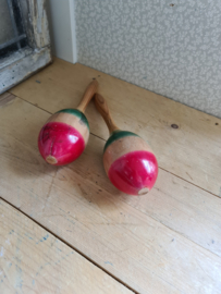 Oude houten maracas sambaballen