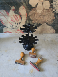 Zwart metalen stempelmolen