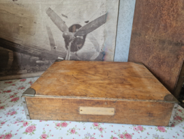 Oude doorleefde houten transport kist
