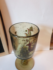 Oud glas op voet springend hert
