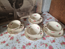 Brocante soepkom met schotel rozen