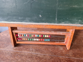 Oud krijtbord met telraam