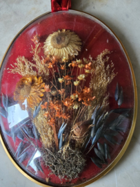 Antiek bolglas lijstje droogbloemen boeket