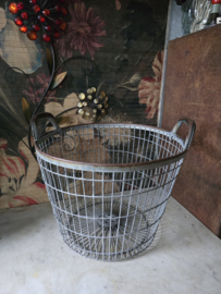 Oude metalen draadmand aardappelmand