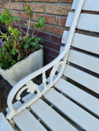 Wit brocante tuinbankje