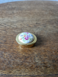 Oud pillendoosje bloem