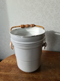 Wit emaille emmer houten handvat