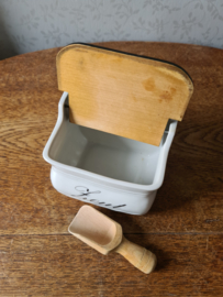 Oude zoutpot met houten deksel