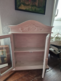 Brocante wit houten pronkkastje