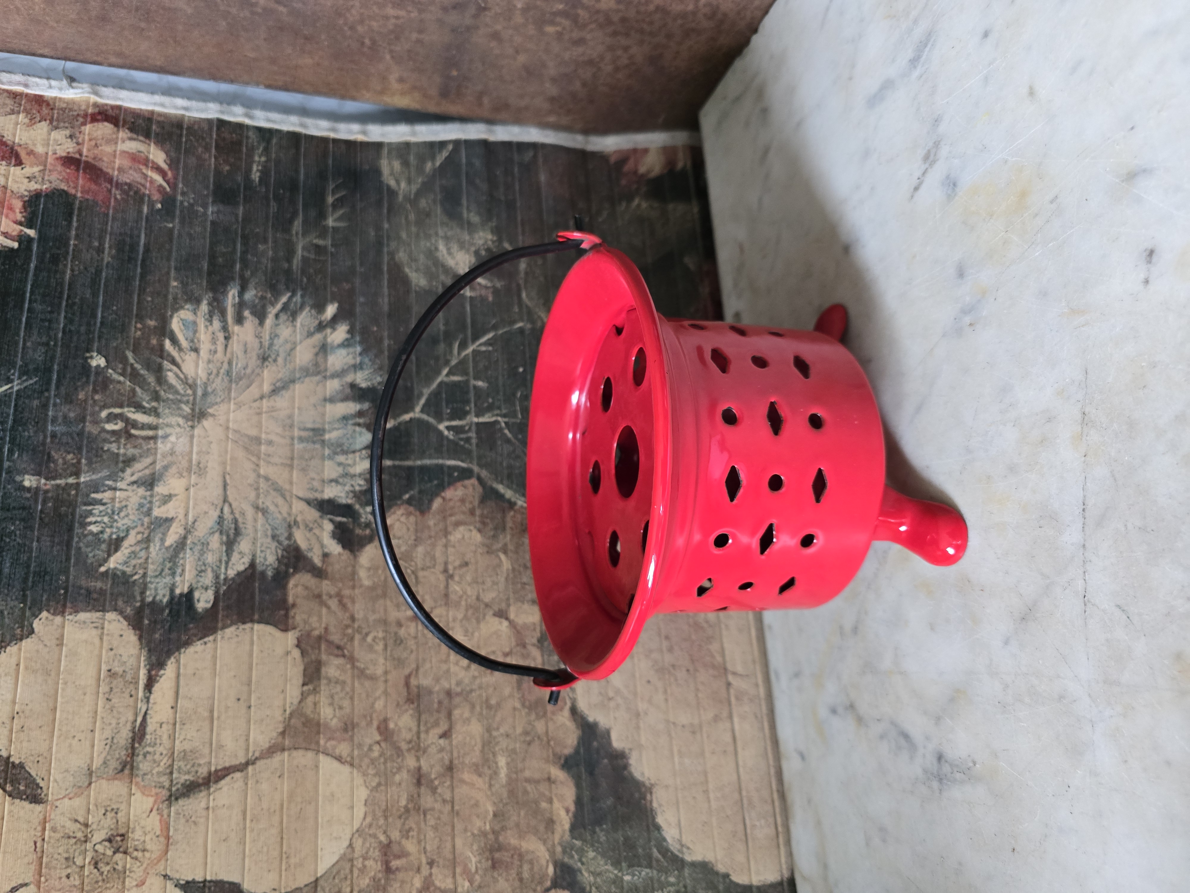 Rood emaille theelichtje