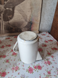 Oud wit emaille schenk kannetje