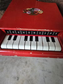 Oud rood houten kinderpiano