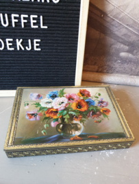 Oude brocante koektrommel boeket bloemen
