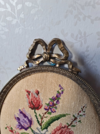 Antiek koperen striklijst geborduurde bloemen