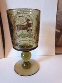 Oud glas op voet springend hert