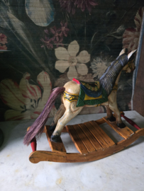 Oud houten hobbelpaard