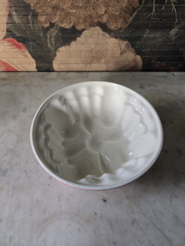 Roze puddingvorm met onderbord Sphinx maastricht