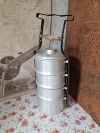 Oude aluminium etensdrager rantang