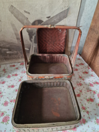Oude rieten mand lunchmand