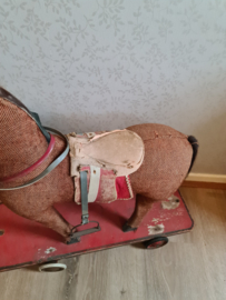 Antiek sleets paard op wielen