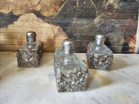 Oud glazen parfumflesje in zilverkleurige houder