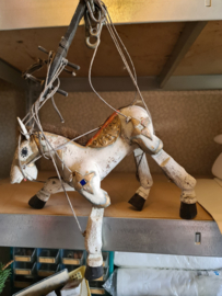 Oud houten marionetten paard