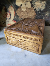 Oude bewerkte houten kist