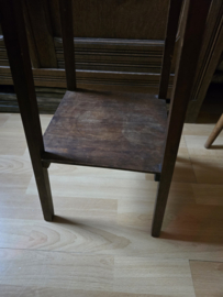 Oud houten plantentafeltje