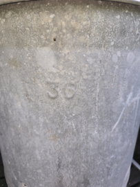 Oude zinken vuilnisemmer