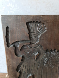 Antiek houten koekplank indiaan met vredespijp