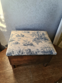 Oud voetenbankje met antieke Toile de Jouy stof