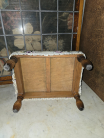 Brocante voetenbankje
