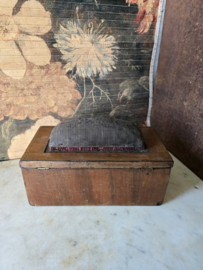 Antiek houten naaidoos speldenkussen