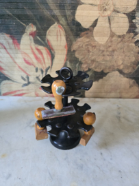 Zwart metalen stempelmolen