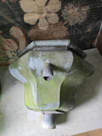 Antiek zinken regenpijp vergaarbak