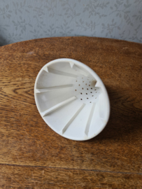 Oude wit porseleinen koffiefilter