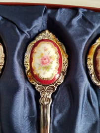 Set van zes brocante verzilverde lepeltjes porseleinen roosjes in origineel doosje