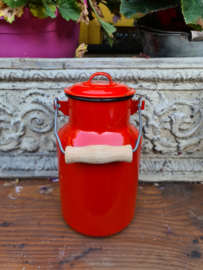 Rood emaille melkbus