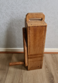 Oude houten handgemaakte ratel