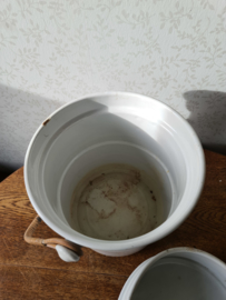 Wit emaille emmer houten handvat